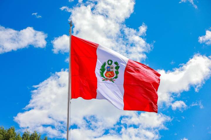 Ministerios e instituciones públicas realizan izamiento de bandera