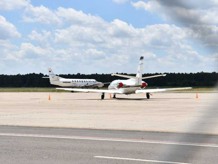 La nueva aerolínea argentina que fundaron jóvenes de 20 años suma rutas a ciudades clave del Interior y retoma vuelos a Villa Gesell