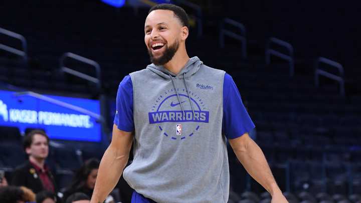 Watch Steph Curry incredibly make tunnel shot before return