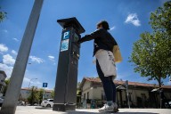 Los parquímetros podrán cobrar domingos y festivos, incluso por la noche, en zonas tensionadas y el Ayuntamiento de Madrid ampliará la zona SER a 22 barrios