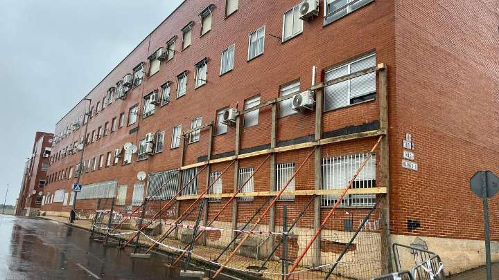 Los desalojados por la fachada de Aldea Moret no regresarán hasta que se acometa la obra: el ayuntamiento correrá con el coste y después pedirá el dinero a los vecinos