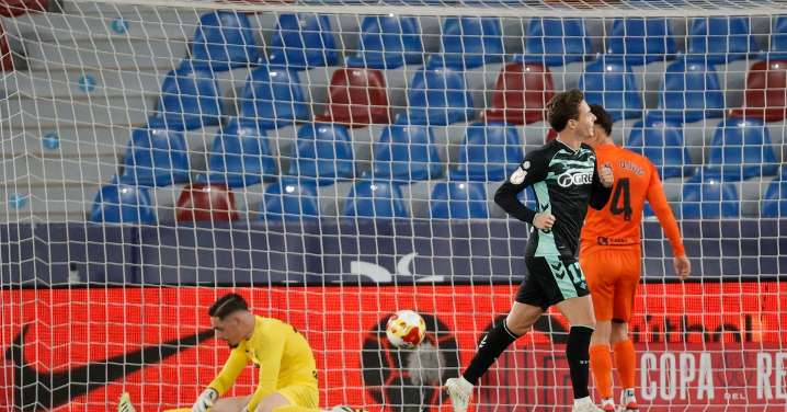 Riquelme firma triplete y clasifica al Betis en la Copa del Rey