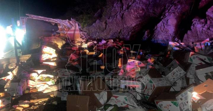 Vuelca tráiler cargado con papayas en carretera a Victoria; chofer resulta lesionado