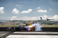 Felipe Drugovich conduce el auto GEN3 Evo en una pista del aeropuerto antes del Google Cloud São Paulo E