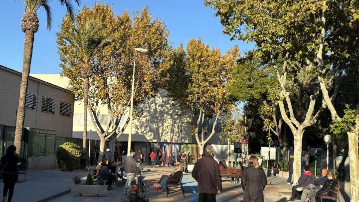 Manises cierra al tráfico la calle que da acceso a varios centros escolares