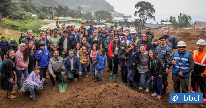 Establecimiento fue destruido por tsunami en 2010: ponen primera piedra de colegio en Juan Fernández