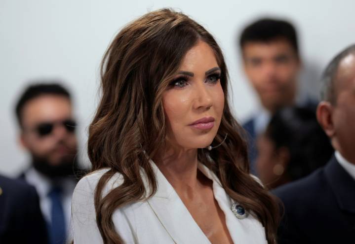 Noem, enfrenta escrutinio sobre políticas de inmigración en una audiencia de la Cámara de Representantes