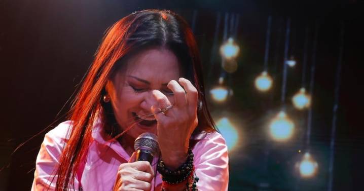 Ana Gabriel sorprende a sus fans con ‘Luna azul’, su canción más emotiva en años