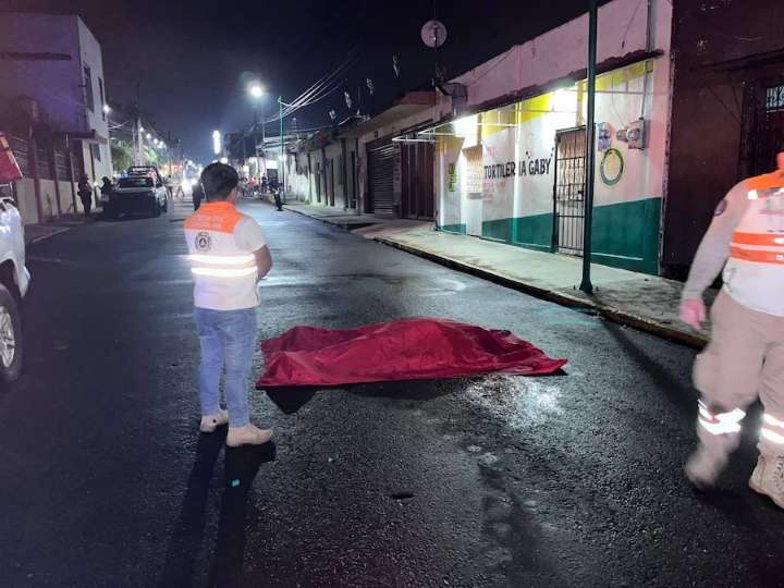 Choque entre motocicletas deja un muerto