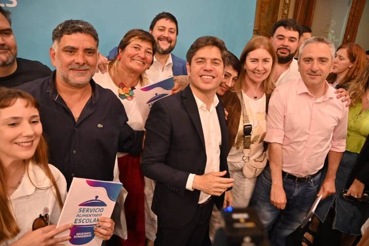 Liliana Schwindt junto a Kicillof en la presentación del Primer Recetario del Servicio Alimentario Escolar