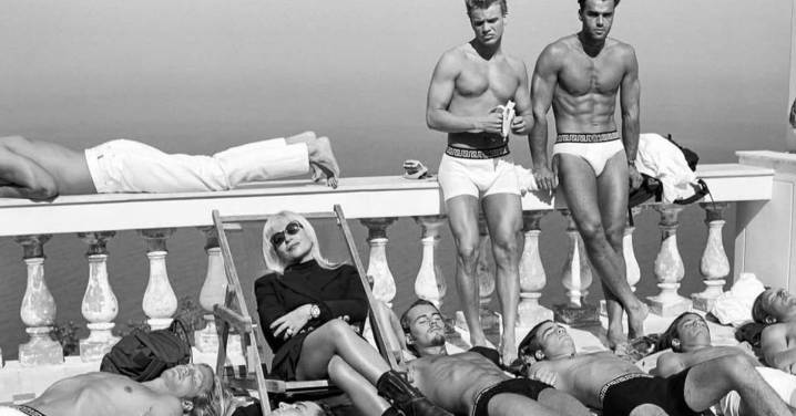 Prada se hace con Versace por 1.375 millones de euros