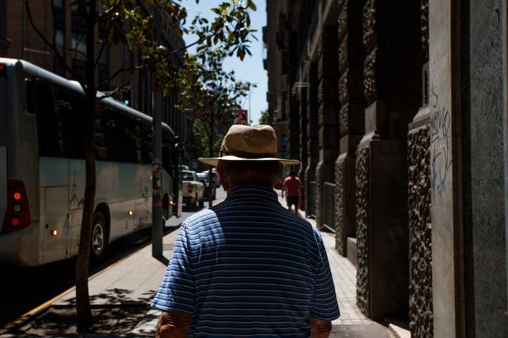 Ola de calor en Santiago: estos son los 5 consejos para cuidar la salud de los mayores de 65 años