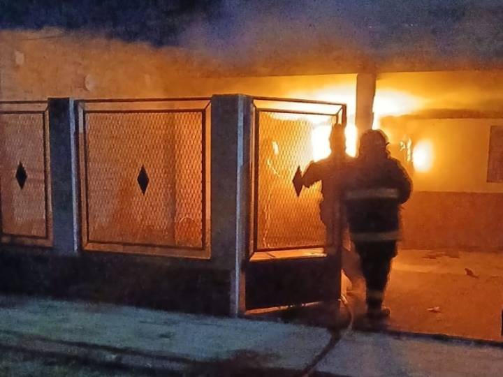 Incendio en Villa Río Bermejito afectó dos viviendas: un bombero fue asistido con principio de asfixia