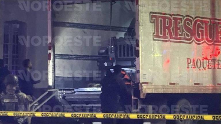 Hallan auto de lujo dentro de tráiler donde fue asesinado un hombre en Culiacán