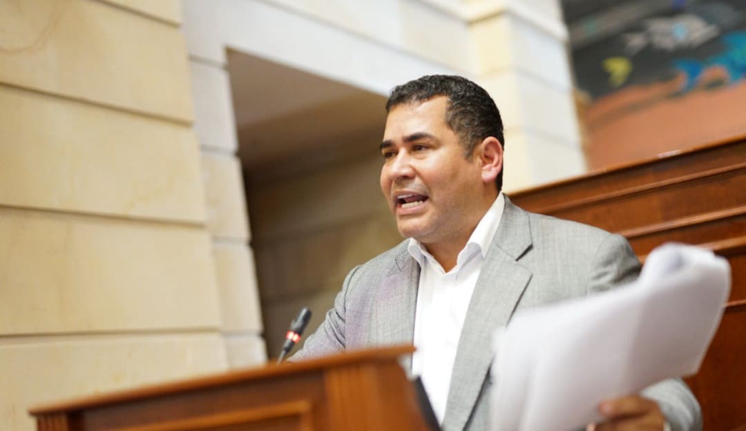 Senador Chacón denuncia seguimientos y amenazas de muerte en su contra: Esto fue lo que dijo