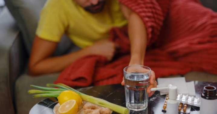 ¿Remedios naturales contra la gripe y el resfriado? Esto dice la ciencia sobre cítricos, miel, jengibre y cebolla