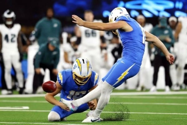 Chargers saca provecho de errores de Eagles