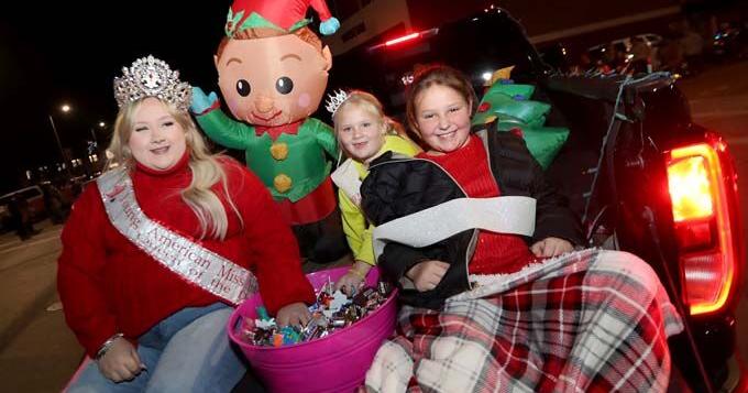 It might of been late, but it was well worth the wait. Jasper Christmas Parade weaved it's way through town on Tuesday evening