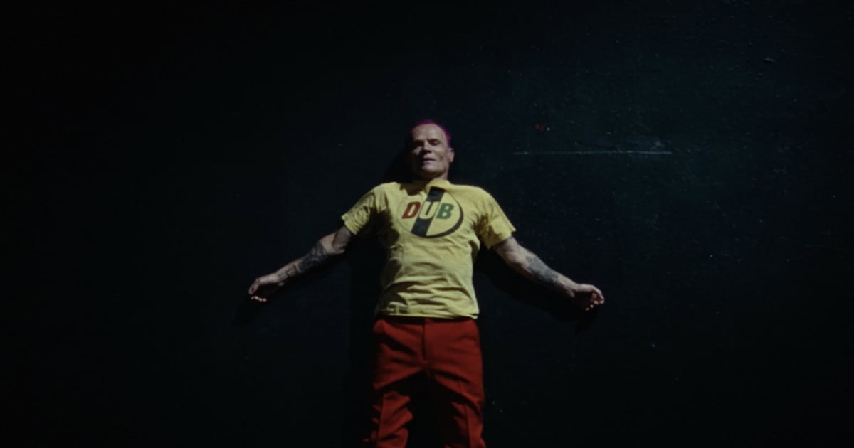 Flea de Red Hot Chili Peppers saca la trompeta y lanza single como solista