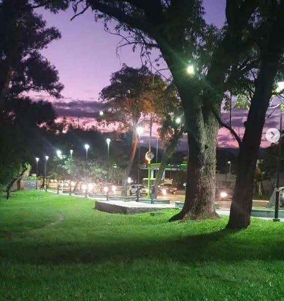 Denuncian a tres policías por extorsión y robo a un Uber Moto en el parque Guillermina