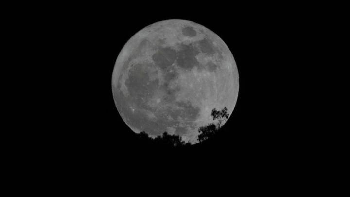 Ritual durante la Superluna Fría 2025 para atraer el amor en diciembre