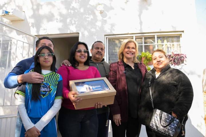 Maru Campos entrega vivienda a familia juarense en situación de vulnerabilidad