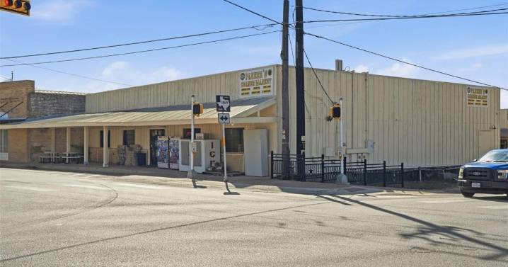 Parker’s Corner Market, Red Apple Smoke Shop buildings for sale in downtown Liberty Hill