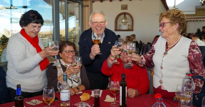 300 mayores de Vícar celebran las fiestas por todo lo alto en la Bodega Cuatro Vientos de Murta