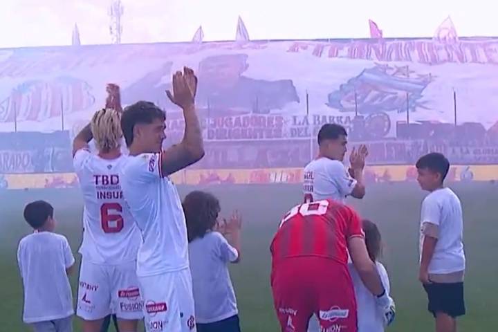 Lienzos gigantes y pirotecnia: el club de Claudio “Chiqui” Tapia despliega masivo apoyo al presidente de la AFA