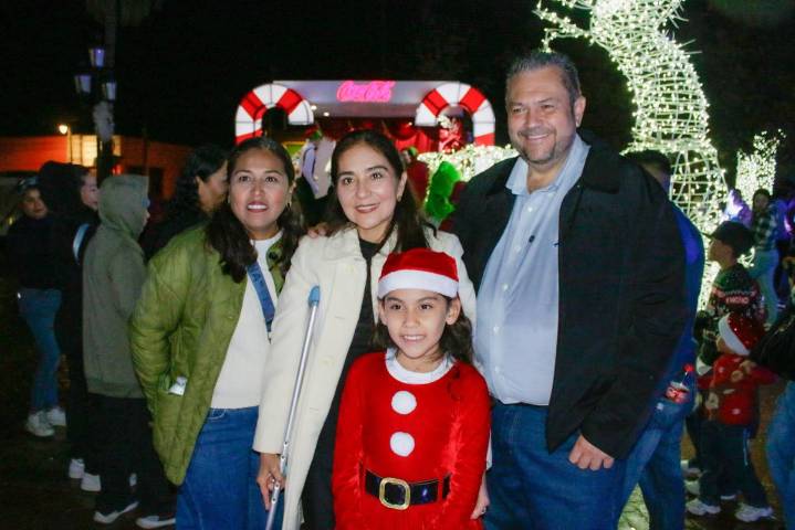 Disfrutan familias de la Plaza Principal llena de magia navideña, en Ramos Arizpe