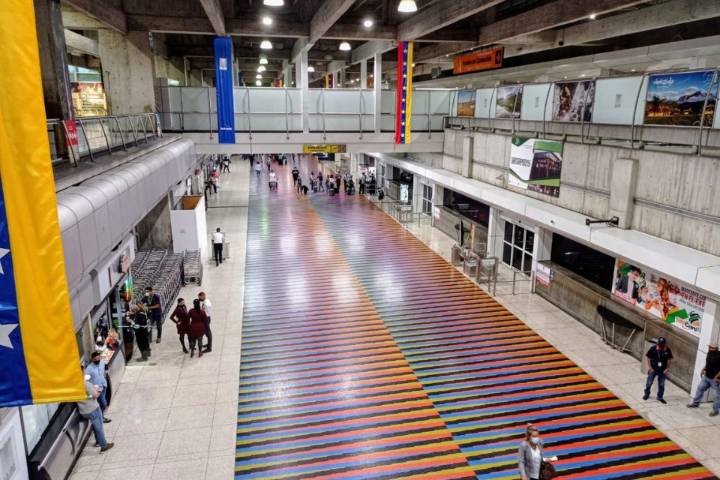 Venezolanos buscan alternativas para llegar a Madrid tras suspensión de vuelos directos