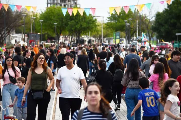 Di Nápoli enciende el Arbolito en el Parque Lineal