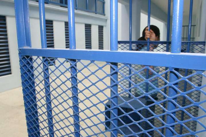 Denuncian torturas en Bouwer mujeres: detienen a 10 guardiacárceles acusadas de agredir a un joven trans