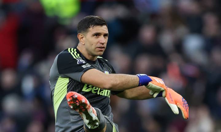 Unai Emery issues Emi Martinez injury update ahead of Arsenal  FC clash