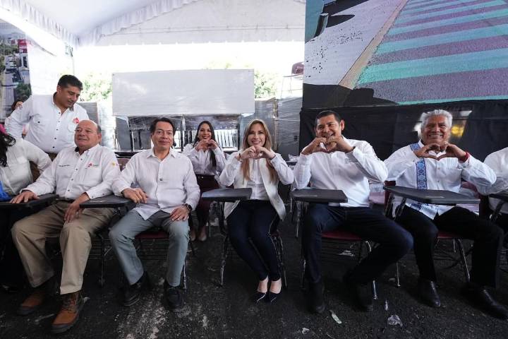 El titular de Educación, Mario Delgado y gobernador de Puebla, Alejandro Armenta, entrega de mobiliario y equipo en 100 planteles de Educación Básica