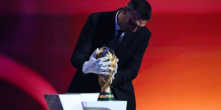 El misterio detrás de los guantes de Scaloni cuando ingresó el trofeo al sorteo del Mundial 2026: el antecedente de Deschamps