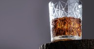El whiskey irlandés que celebra 400 años de historia con una botella de edición limitada