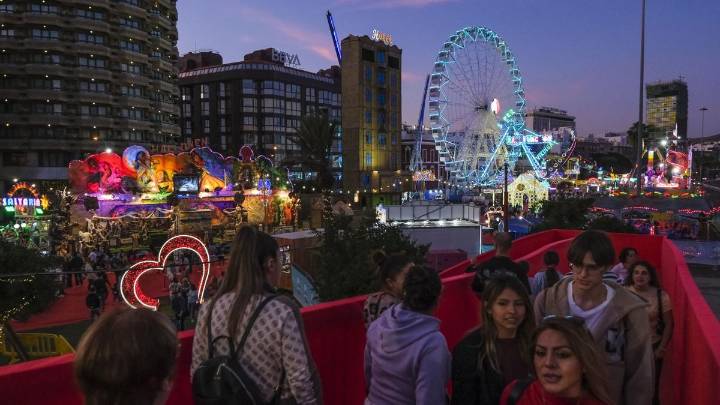 La noria, el ratón vacilón y un amplio mercadillo: el parque de Santa Catalina se viste de Navidad