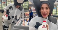 Cubana disfrazada de vaca causa sensación en supermercado de EE.UU.