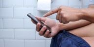 Este es el riesgo médico asociado con el uso del teléfono en el baño