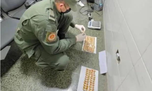 Llevaba 113 cápsulas de cocaína y viajaba rumbo a Europa: Quedó detenido