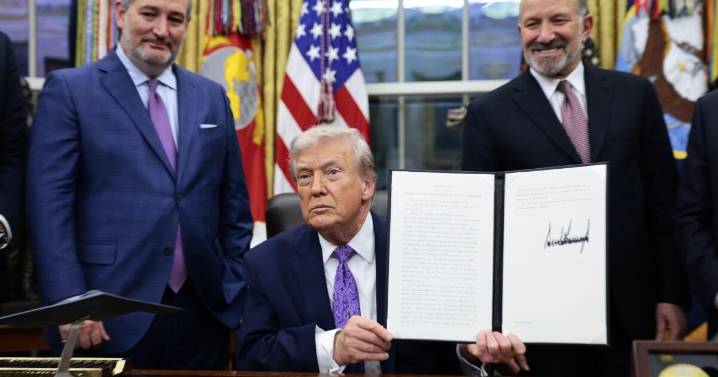 Trump signs order that will limit AI regulations in California