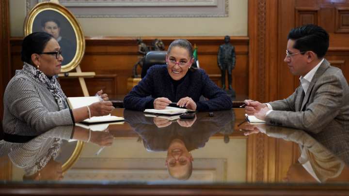 Sheinbaum Habla con el Papa León XIV y lo Invita a México