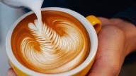 ¿Por qué no debes ponerle leche al café?