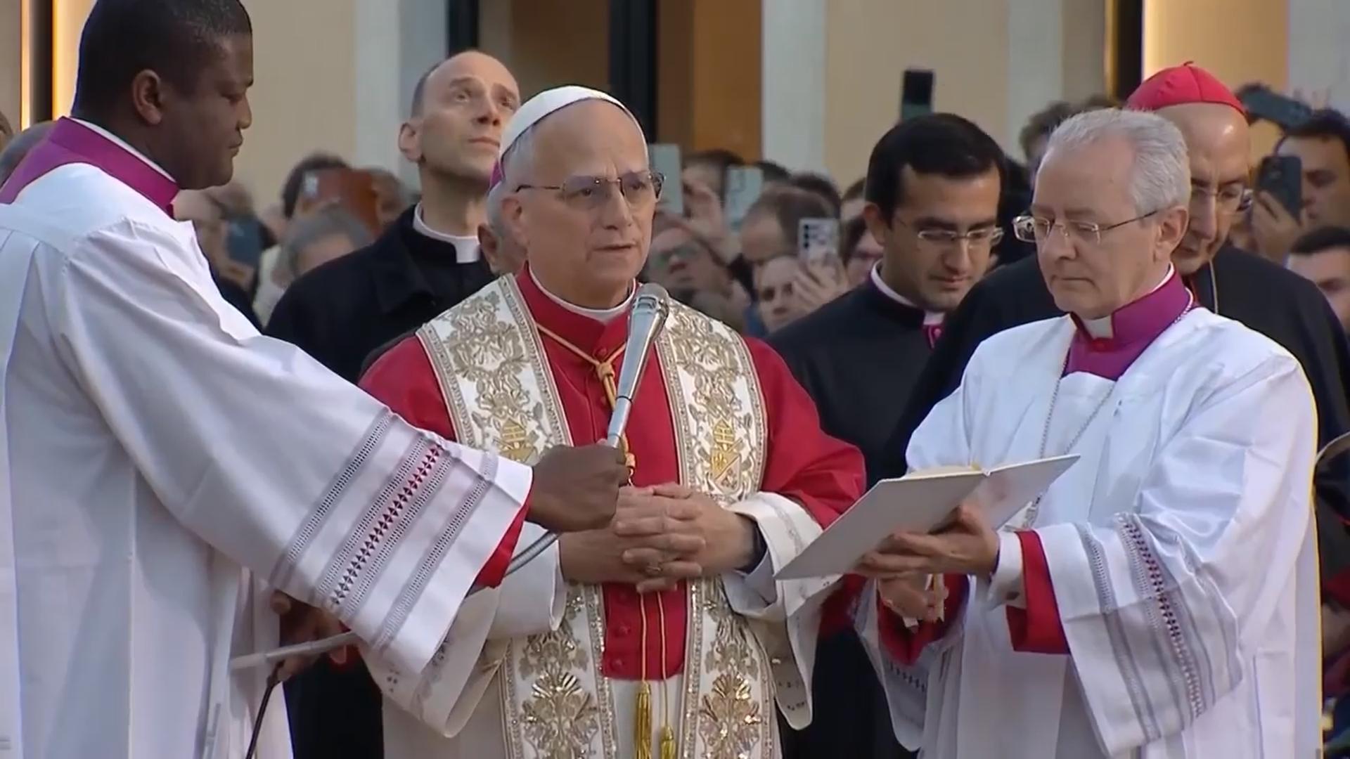 Pope Leo XIV lays white roses at statue of the Virgin Mary in central Rome in papal tradition