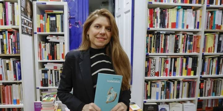 Miriam Reyes, Premio Nacional de Poesía 2025, presenta su debut novelístico sobre la migración: “Uno se queda para siempre”