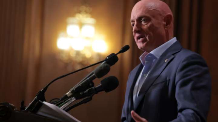 La Marina entrega informe a Hegseth sobre posible castigo para el senador Mark Kelly por el video de "órdenes ilegales"