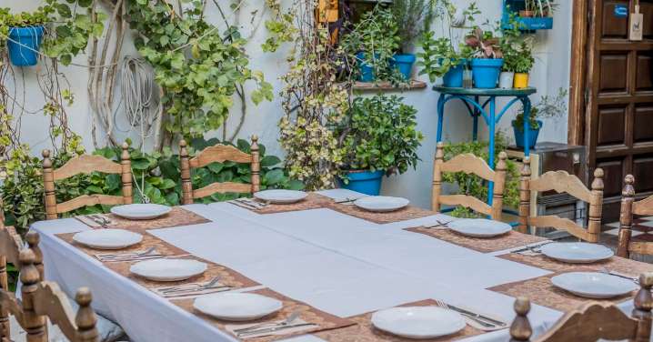 El patio de Córdoba donde es primavera todo el año, tiene galería de arte propia y se come de lujo