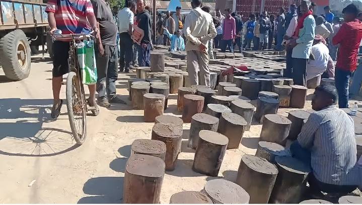 Lack of Traders at Jaggery Market in Kheroni Erupts Tension