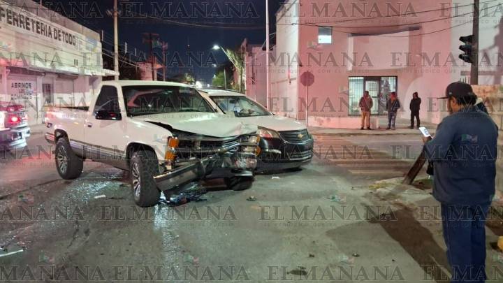 Nuevo Laredo: padre de familia se distrae y pasa el semáforo en rojo; causó aparatoso accidente